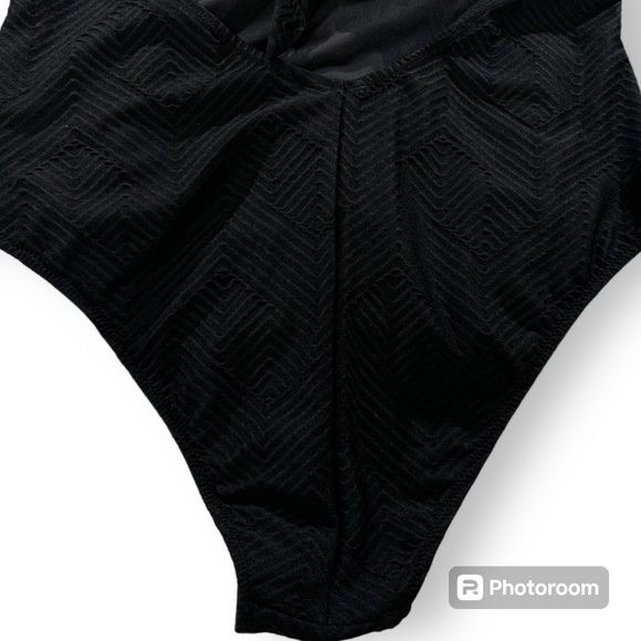 Love & Sports size XL 16-18 black strapless one piece back tie textured swimsuit - Picture 4 of 7